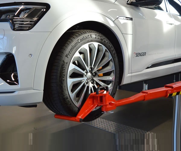 Podnośnik do obsługi samochodów elektrycznych i hybrydowych – czym się różni od standardowego?