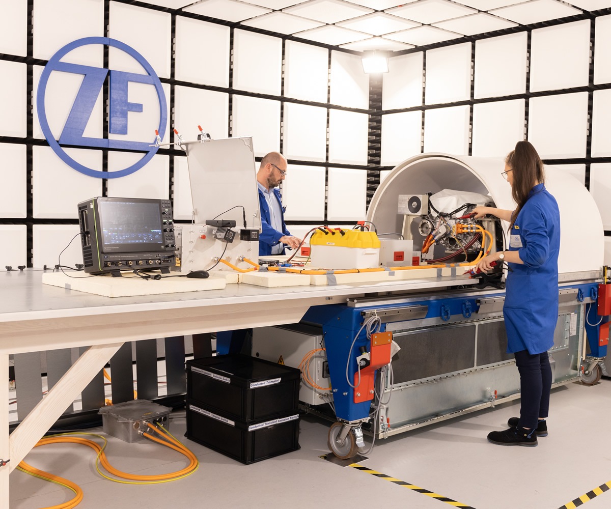 ZF sprzedaje dział ADAS spółce zależnej Samsunga. Nieznany los fabryki w Częstochowie.