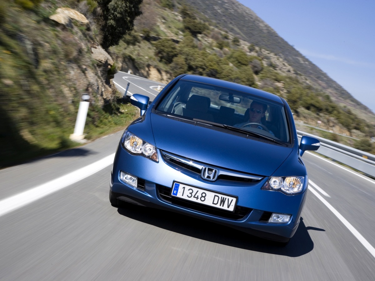 Honda Civic nie uruchamia się po holowaniu. Możliwa przyczyna i rozwiązanie problemu.