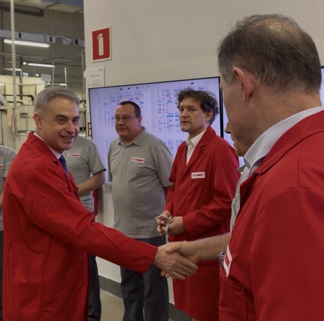 Minister Cyfryzacji z wizytą w fabryce WUZETEM