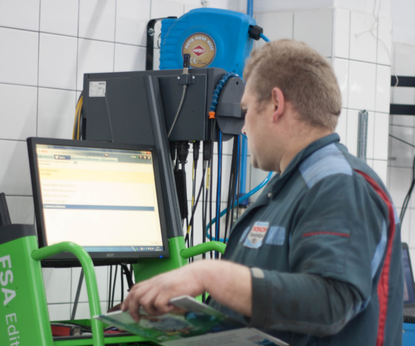 Elektroniczna książka serwisowa. Czy wykupujesz dostęp do niej u producenta samochodu?