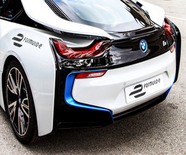 BMW zdalnie blokuje złodzieja w środku auta