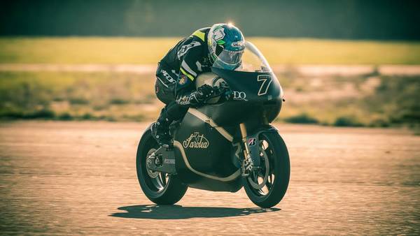 Bridgestone w duecie z Saroléa ostrzy pazury na podium z Isle of Man