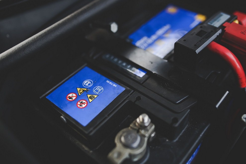 Czy producenci akumulatorów samochodowych boją się elektromobilności?