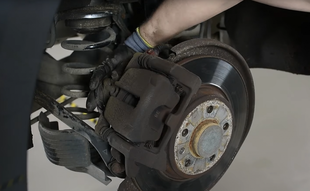 Jak ręcznie zwolnić zacisk elektrycznego hamulca postojowego? [FILM]