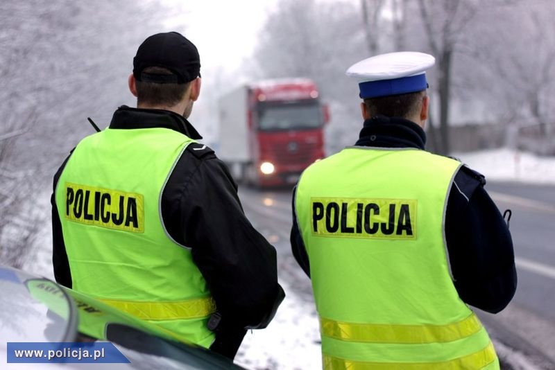 Policjant w roli mechanika – czyli niecodzienne zadanie kujawsko-pomorskiej drogówki