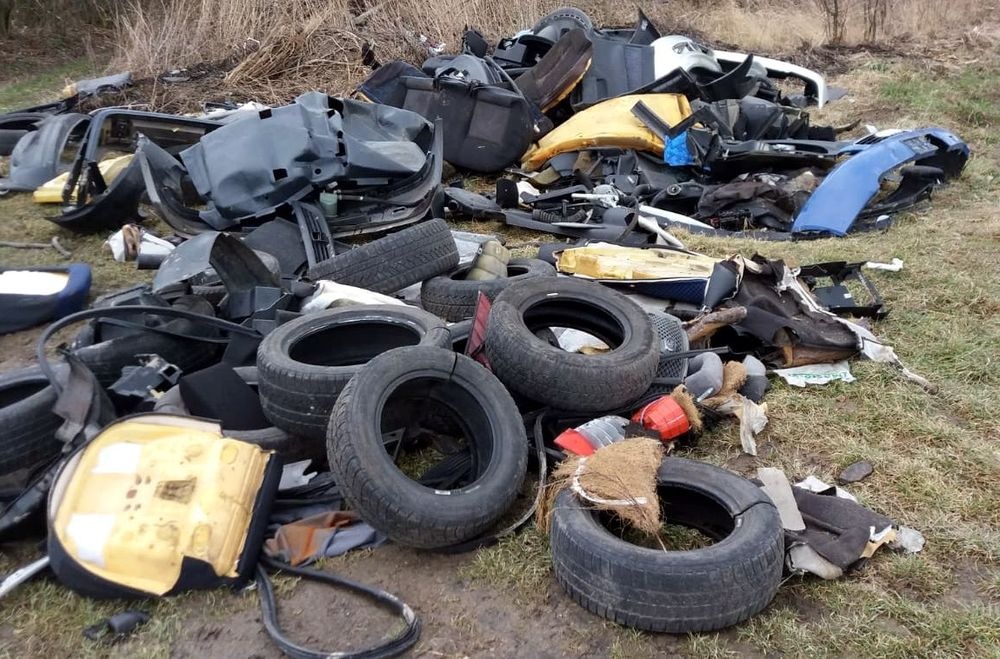 Skąd tyle części samochodowych w rowach i lasach? Dwa problemy, jedno rozwiązanie.