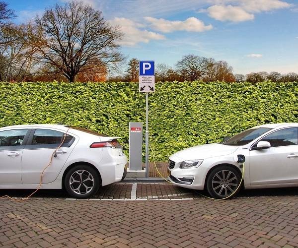 Holowanie pojazdami elektrycznymi – czy to jest możliwe? Poradnik Steinhof.