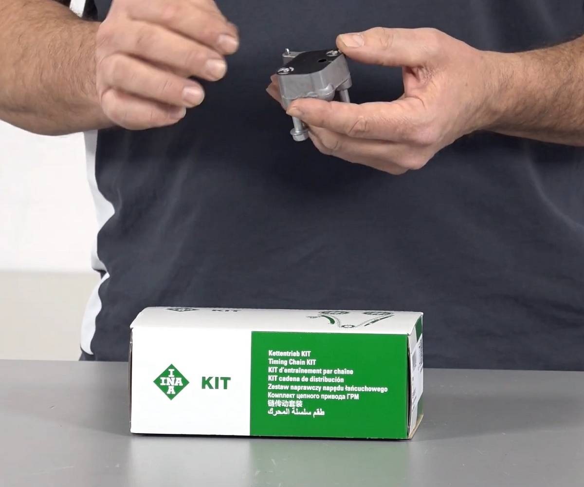 Odgłosy przy rozruchu, uszkodzenie dolnej prowadnicy, brak uszczelki do napinacza… [FILM]