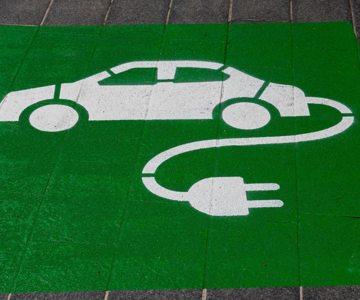 Czy elektryczna rewolucja w motoryzacji zostanie zatrzymana? Jest czynnik, który może na to poważnie wpłynąć.
