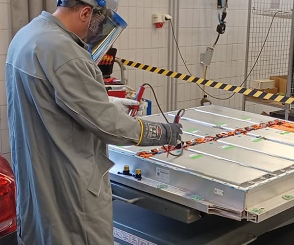 Naprawa baterii samochodów elektrycznych – gdzie ją wykonać?