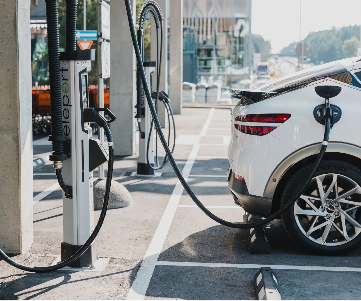 Nowe stacje ładowania samochodów elektrycznych na Litwie