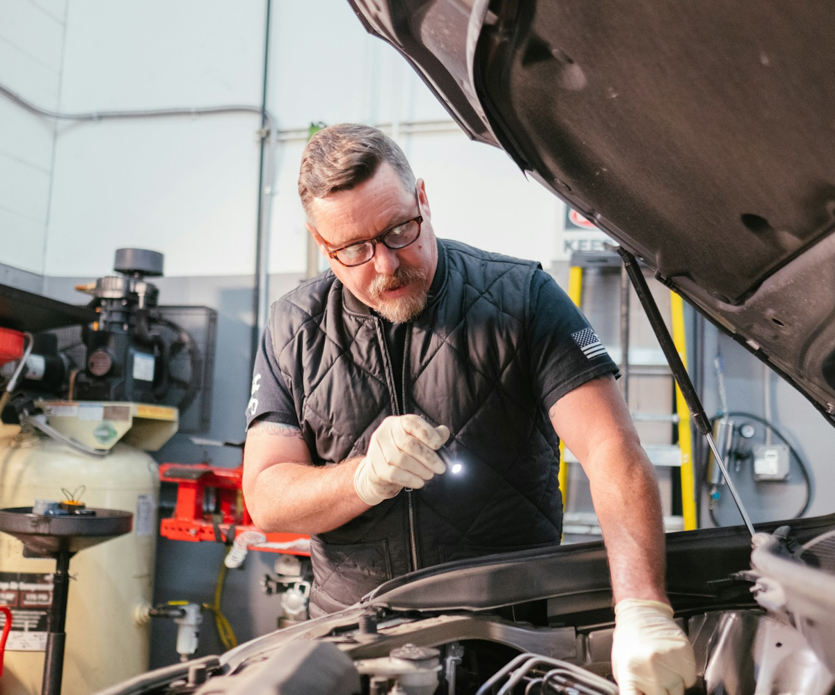 Mechanicy potwierdzają: starsze samochody są prostsze w naprawie