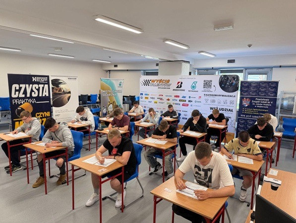 Wielki Finał Wyścigu Talentów rusza w Polskę. Uczniowie z arkuszem zamiast klawiatury.