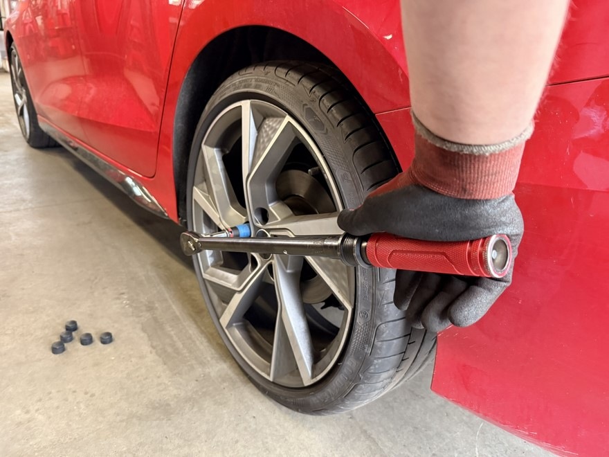 Wracamy do warsztatu z kolejnym testem MILWAUKEE®. Tym razem sprawdziliśmy klucz dynamometryczny Click Torque.