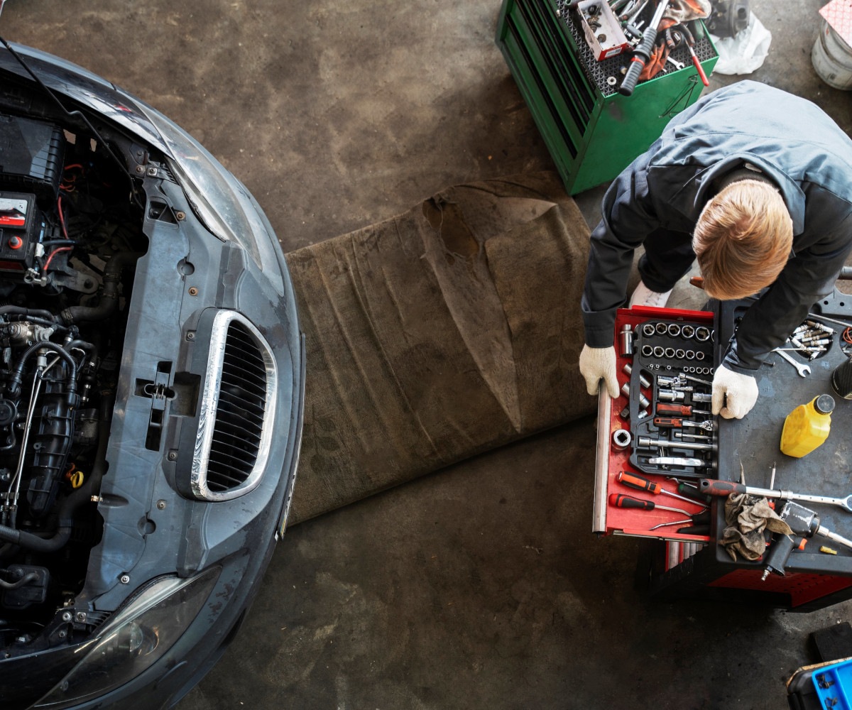Na tych częściach nie warto oszczędzać. Mechanicy wskazują kiedy tanie części to ryzyko.