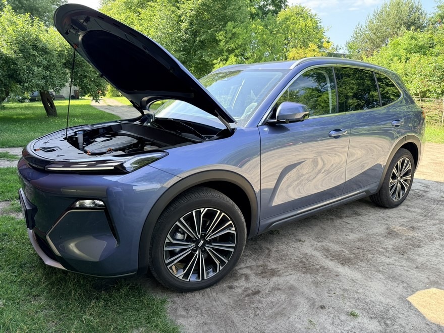 Dwa auta Geely na podnośniku. Sprawdzamy modele EX5 i Starray EM-i – chińskie samochody od strony technicznej.