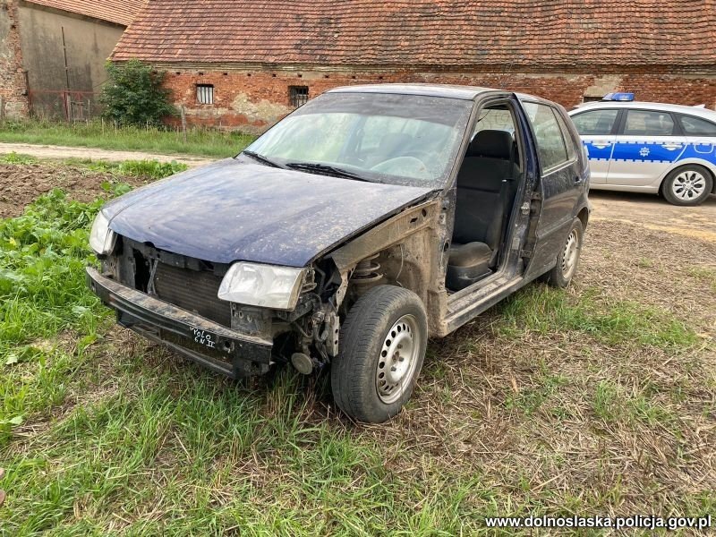 Pijany kierowca uciekał przed policją… połową samochodu!