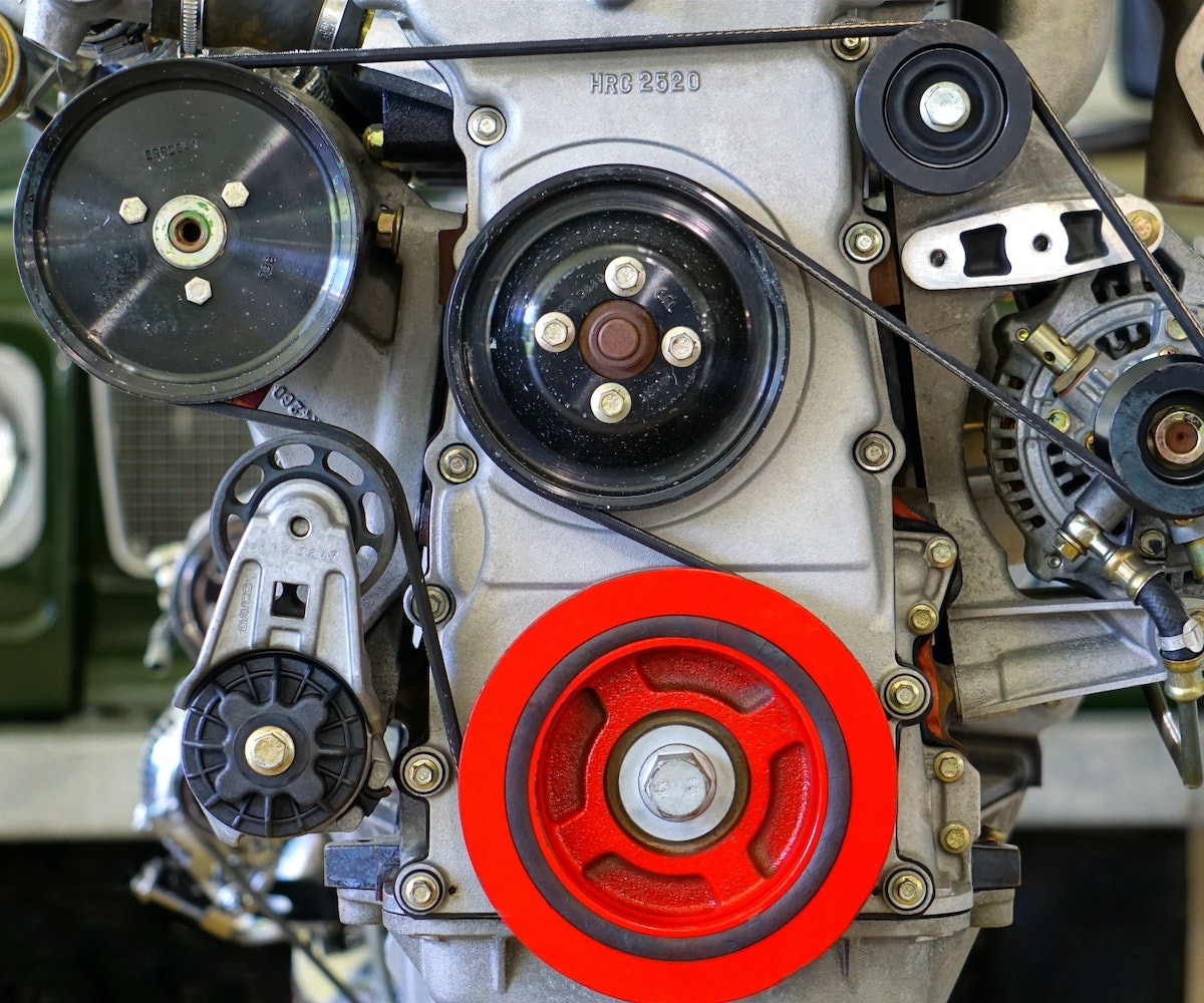 Czujniki indukcyjne w motoryzacji i nie tylko – Jak działają? Jakie są ich typy?