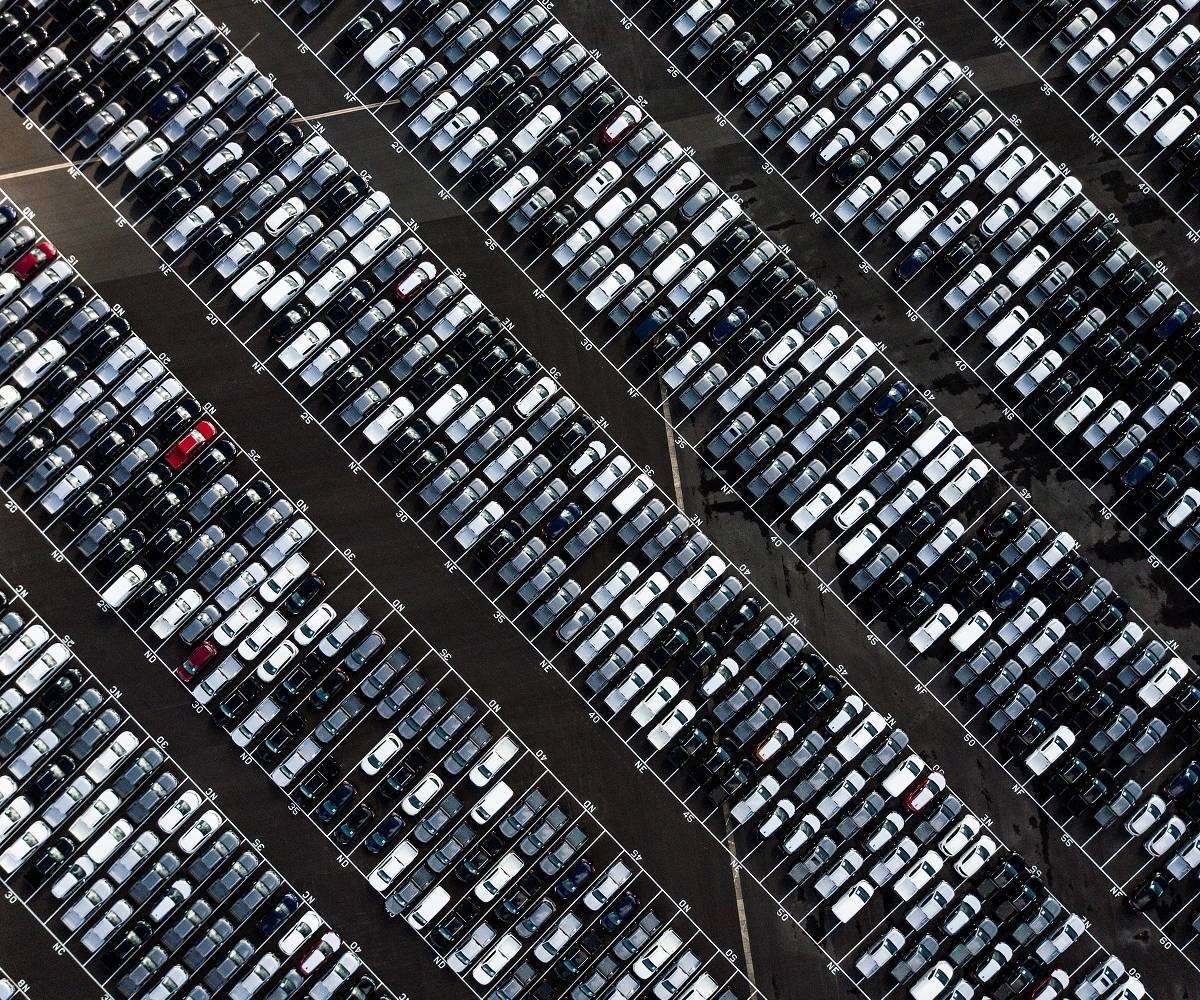 Trendy w branży automotive w 2023 r – nowe auta i marki premium rosną w siłę