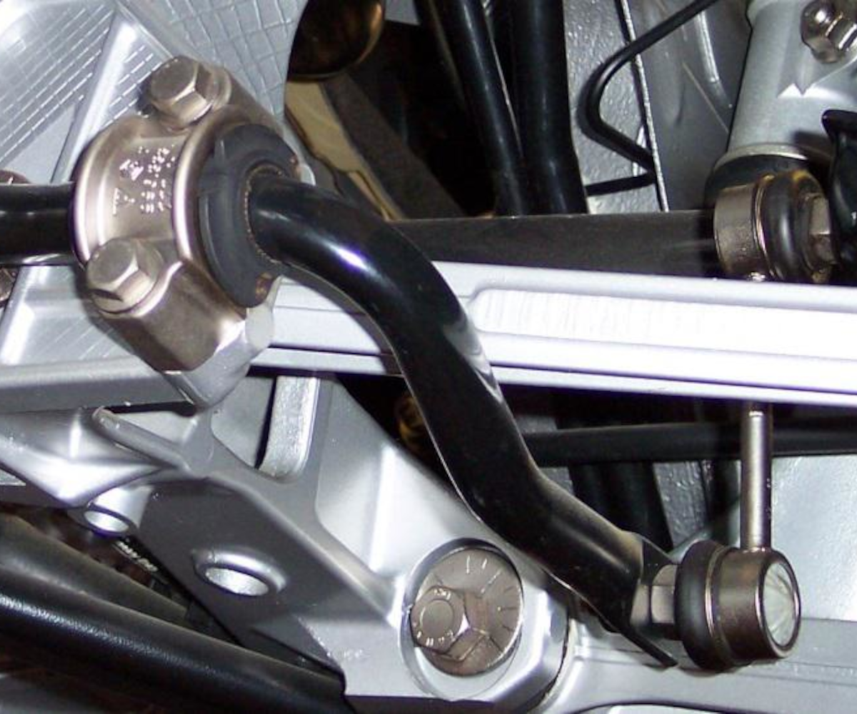 Jak działa stabilizator? Niezbędny element zawieszenia niezależnego.