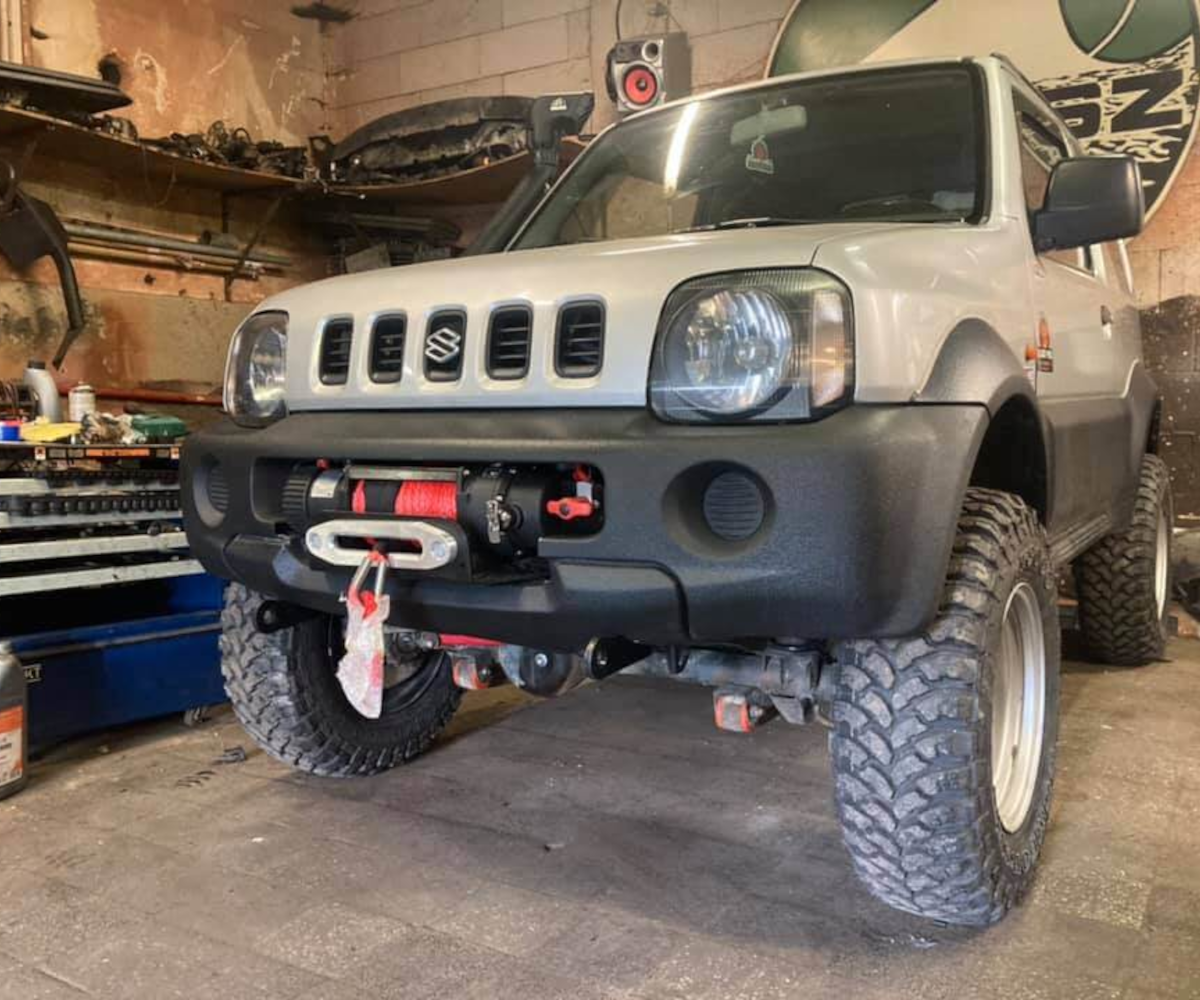 Modyfikacje zawieszenia w samochodach terenowych to nie tylko zwiększanie prześwitu. Wywiad z właścicielem warsztatu Jowisz Garage.