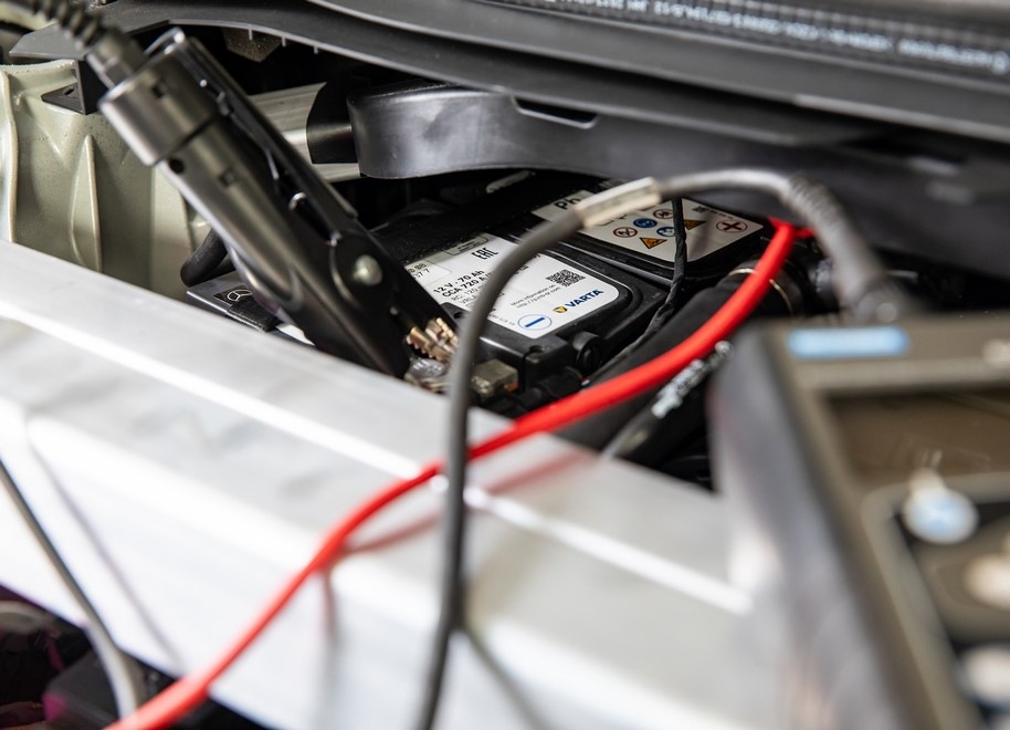Akumulatory rozruchowe w samochodach elektrycznych często ulegają usterkom. Dlaczego?