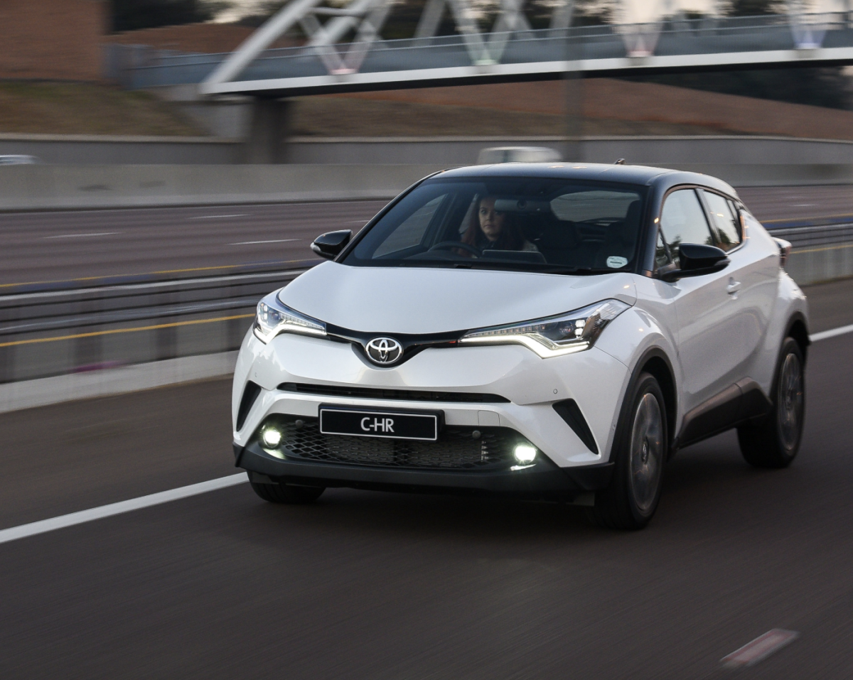 Toyota C-HR: świecąca się kontrolka silnika i spadek mocy. Możliwe przyczyny i procedura naprawcza.