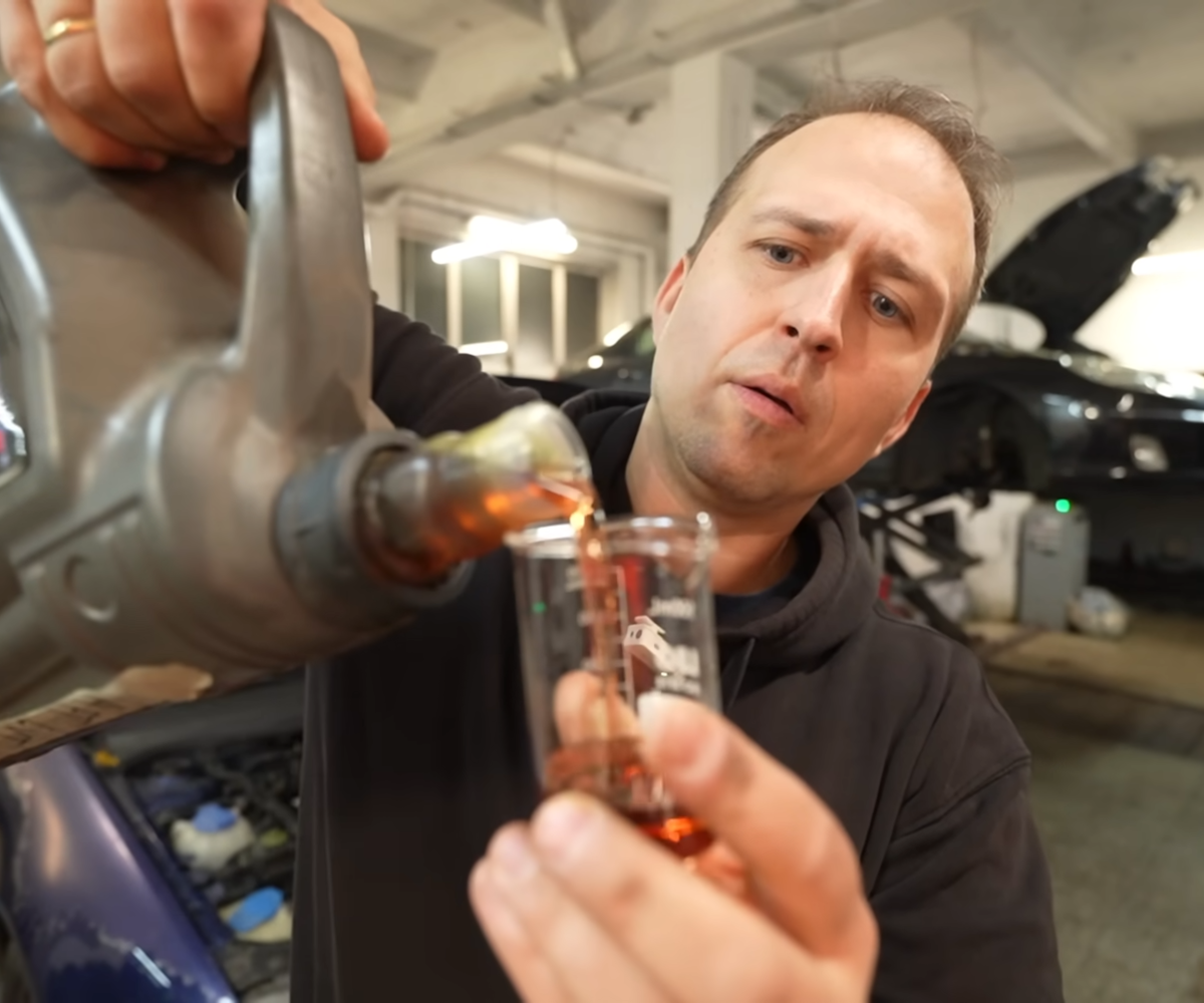 Olej do skrzyni biegów naprawił silnik?! Eksperyment znanego mechanika zadziwia.